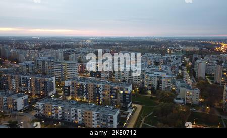 Eine Luftaufnahme eines Stadtpanoramas von Breslau, Polen, während des Sonnenuntergangs, mit eingeschaltetem Straßenlaternen Stockfoto