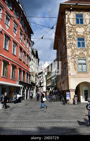 Graz, Österreich - 22. September 2022: Nicht identifizierte Personen auf dem Hauptplatz mit Blick auf die Sporgasse und einen Teil des Luegg-Gebäudes mit Stuckverzierung Stockfoto