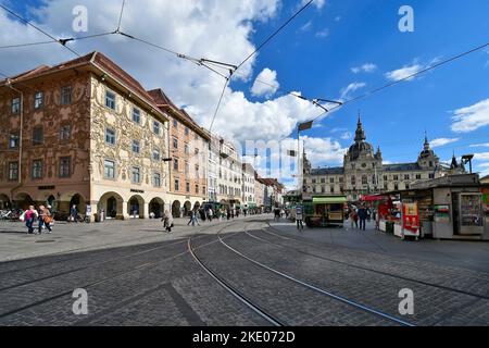 Graz, Österreich - 22. September 2022: Nicht identifizierte Menschen auf dem Hauptplatz mit Markt und verschiedenen Ständen für Getränke und Essen sowie der angrenzenden Bar Stockfoto