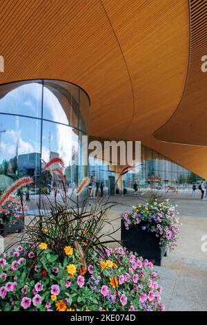 Helsinki, Finnland - 22. August 2022: Helsinki Central Library Oodi mit kreisförmigem Holzdach und Glasfenstern. Lebendiger Treffpunkt mit einer Reihe von Dienstleistungen in modernem Design am Kansalaistori Platz. Stockfoto