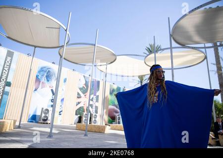 Sharm El Sheikh, Ägypten. 09.. November 2022. Ein Aktivist marschiert während der UN-Klimakonferenz 2022 COP27 im International Convention Center. Kredit: Gehad Haddy/dpa/Alamy Live Nachrichten Stockfoto