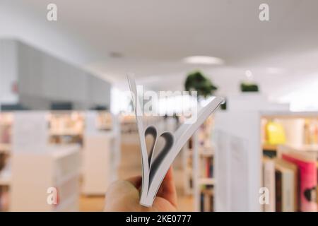 Helsinki, Finnland - 22. August 2022: Zentralbibliothek Von Helsinki Oodi. Lebendiger Treffpunkt mit einer Reihe von Dienstleistungen in modernem Design im Stadtzentrum. Innenansicht des Gebäudes mit Glasfenstern Stockfoto