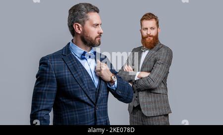 studio-Aufnahme von Männern mit Fliege und Tux, selektiver Fokus. Elegante Männer in formellem Tux-Anzug Stockfoto