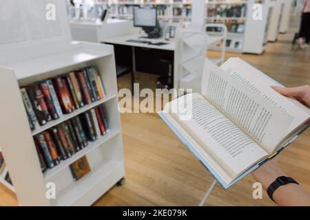 Helsinki, Finnland - 22. August 2022: Zentralbibliothek Von Helsinki Oodi. Lebendiger Treffpunkt mit einer Reihe von Dienstleistungen in modernem Design im Stadtzentrum. Innenansicht des Gebäudes mit Glasfenstern Stockfoto