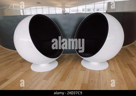 Helsinki, Finnland - 22. August 2022: Zentralbibliothek Von Helsinki Oodi. Lebendiger Treffpunkt mit einer Reihe von Dienstleistungen in modernem Design im Stadtzentrum. Innenansicht des Gebäudes mit Glasfenstern Stockfoto