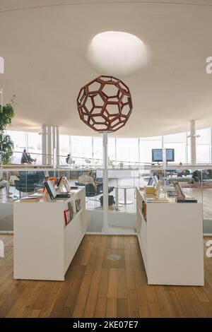 Helsinki, Finnland - 22. August 2022: Zentralbibliothek Von Helsinki Oodi. Lebendiger Treffpunkt mit einer Reihe von Dienstleistungen in modernem Design im Stadtzentrum. Innenansicht des Gebäudes mit Glasfenstern Stockfoto