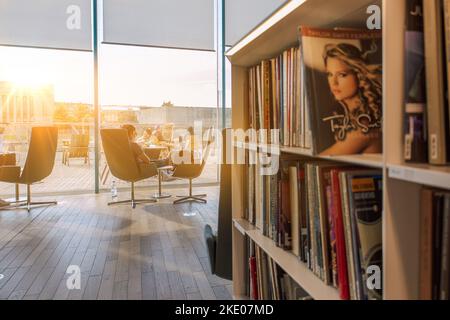 Helsinki, Finnland - 22. August 2022: Zentralbibliothek Von Helsinki Oodi. Lebendiger Treffpunkt mit einer Reihe von Dienstleistungen in modernem Design im Stadtzentrum. Innenansicht des Gebäudes mit Glasfenstern Stockfoto