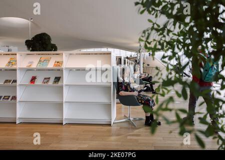 Helsinki, Finnland - 22. August 2022: Zentralbibliothek Von Helsinki Oodi. Lebendiger Treffpunkt mit einer Reihe von Dienstleistungen in modernem Design im Stadtzentrum. Innenansicht des Gebäudes mit Glasfenstern Stockfoto