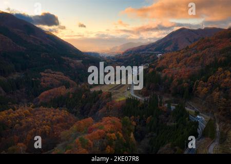 Eine malerische Vogelperspektive auf wunderschöne Berge mit bunten Bäumen im Dorf Takayama, Nagano, Japan Stockfoto