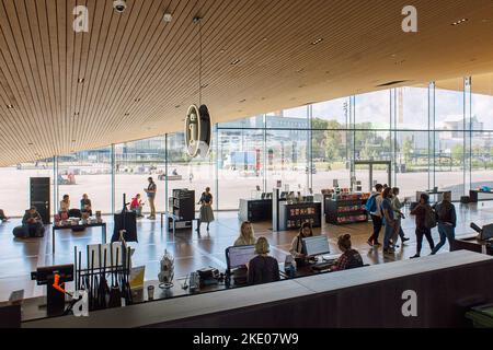 Helsinki, Finnland - 22. August 2022: Zentralbibliothek Von Helsinki Oodi. Lebendiger Treffpunkt mit einer Reihe von Dienstleistungen in modernem Design im Stadtzentrum. Innenansicht des Gebäudes mit Glasfenstern Stockfoto