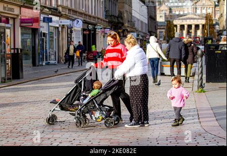 Dundee, Tayside, Schottland, Großbritannien. 9.. November 2022. UK Wetter: Strahlender November-Sonnenschein, mit Temperaturen von bis zu 12 Grad in einigen Teilen von Nordost-Schottland. Lokale modische Frauen sind im Stadtzentrum von Dundee auf Reisen, genießen das schöne Herbstwetter und gehen ihren Alltag durch, obwohl sie aufgrund der hohen Lebenshaltungskosten Schottlands klug einkaufen. Kredit: Dundee Photographics/Alamy Live Nachrichten Stockfoto