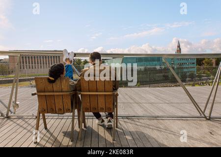 Helsinki, Finnland - 22. August 2022: Zentralbibliothek Von Helsinki Oodi. Lebendiger Treffpunkt mit einer Reihe von Dienstleistungen in modernem Design im Stadtzentrum. Innenansicht des Gebäudes mit Glasfenstern Stockfoto