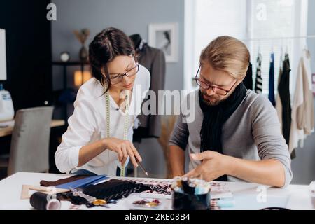 Zwei Modedesigner im Atelier Stockfoto