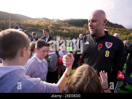 Der Manager von Wales, Rob Page, trifft Kinder an der Penyrenglyn Primary School während des Fußballfestivals der Grundschulen in Rhondda und der offiziellen Eröffnung von 3G Fußballpitchen im Rahmen des Medientages der Wales World Cup Squad Announcement in Tylorstown im Rhondda Valley, Wales. Bilddatum: Mittwoch, 9. November 2022. Stockfoto