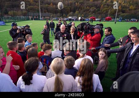 Der Manager von Wales, Rob Page, trifft Kinder an der Penyrenglyn Primary School während des Fußballfestivals der Grundschulen in Rhondda und der offiziellen Eröffnung von 3G Fußballpitchen im Rahmen des Medientages der Wales World Cup Squad Announcement in Tylorstown im Rhondda Valley, Wales. Bilddatum: Mittwoch, 9. November 2022. Stockfoto