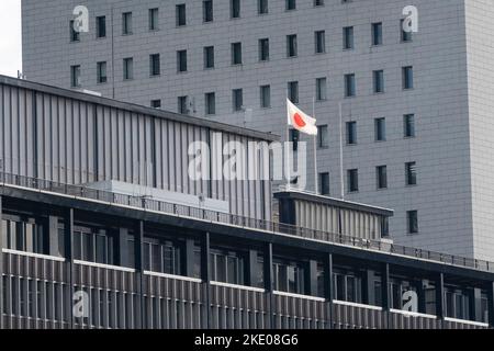 9. November 2022, Tokio, Japan: Die japanische Flagge, der Hinomaru (æ) ¥Ã®ä¸¸) fliegt von der Spitze des Kokusai-Gebäudes, dem Sitz des Kaiserlichen Theaters von Japan (å¸å›½åŠ‡å ´, Teikoku GekijÅ), das auch als Teigeki (å¸åŠ‡) bekannt ist...die Stadt Chiyoda (åƒä»£ç åŒº) ist das Zentrum der japanischen Regierung mit dem Kaiserpalast und dem Nationalrat. ..Japan hat kürzlich nach mehr als zwei Jahren Reiseverbote aufgrund der COVID-19-Pandemie wieder für den Tourismus geöffnet. Der Yen hat gegenüber dem US-Dollar stark abgeschrieben, was wirtschaftliche Turbulenzen für den internationalen Handel und die japanische Wirtschaft verursacht hat. (Kredit Stockfoto