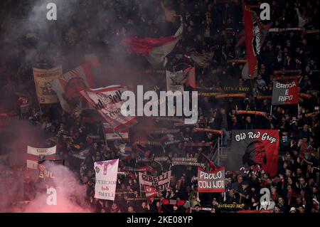 Cremona, Italien. 08. November 2022. Fans von US Cremonese zeigen ihre Unterstützung vor dem Fußballspiel der Serie A zwischen US Cremonese und AC Milan. Kredit: Nicolò Campo/Alamy Live Nachrichten Stockfoto