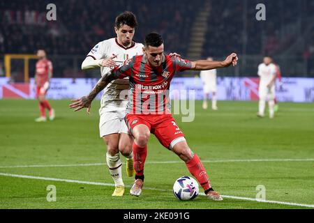 Cremona, Italien. 08. November 2022. Emanuele Valeri aus dem US-Cremonesen konkurriert mit Brahim Diaz vom AC Mailand während des Fußballspiels der Serie A zwischen dem US-Cremonesen und dem AC Mailand um den Ball. Kredit: Nicolò Campo/Alamy Live Nachrichten Stockfoto