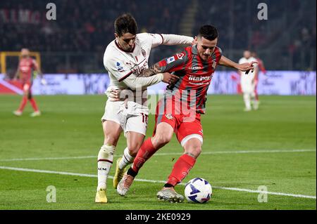 Cremona, Italien. 08. November 2022. Emanuele Valeri aus dem US-Cremonesen konkurriert mit Brahim Diaz vom AC Mailand während des Fußballspiels der Serie A zwischen dem US-Cremonesen und dem AC Mailand um den Ball. Kredit: Nicolò Campo/Alamy Live Nachrichten Stockfoto