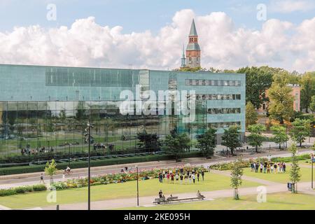 Helsinki, Finnland - 22. August 2022: Panoramablick auf Helsinki auf dem Kansalaistori-Platz von der offenen Terrasse der Zentralbibliothek von Helsinki, Oodi Stockfoto