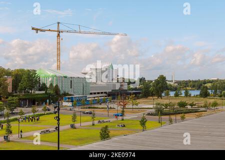 Helsinki, Finnland - 22. August 2022: Panoramablick auf Helsinki auf dem Kansalaistori-Platz von der offenen Terrasse der Zentralbibliothek von Helsinki, Oodi Stockfoto