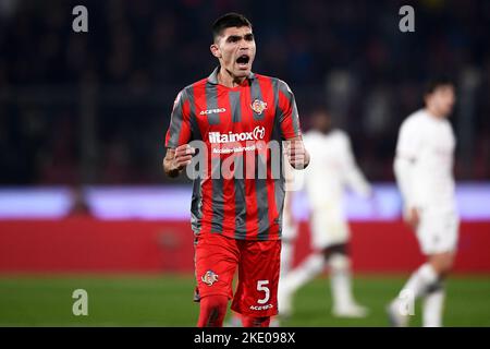 Cremona, Italien. 08. November 2022. Johan Vasquez von US Cremonese reagiert während des Fußballspiels der Serie A zwischen US Cremonese und AC Mailand. Kredit: Nicolò Campo/Alamy Live Nachrichten Stockfoto