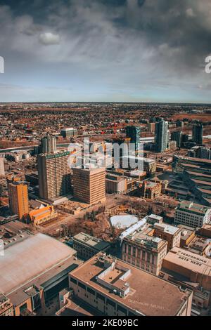 Eine Luftaufnahme des Stadtbildes von Calgary, umgeben von Gebäuden Stockfoto