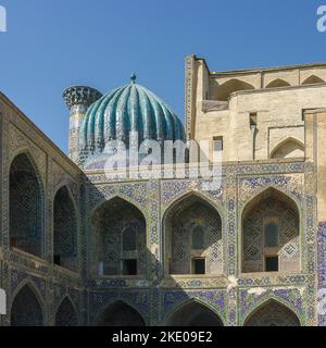 Schöne Mosaikdekoration im Innenhof von Ulug Beg madrassa auf dem Registan-Platz im UNESCO-Weltkulturerbe Samarkand, Usbekistan Stockfoto