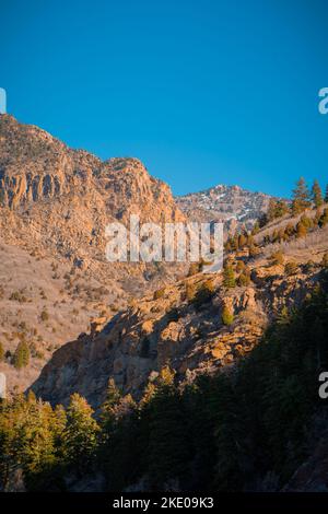 Eine vertikale Aufnahme einer wunderschönen Bergregion, die an einem sonnigen Tag in Utah gefunden wurde Stockfoto