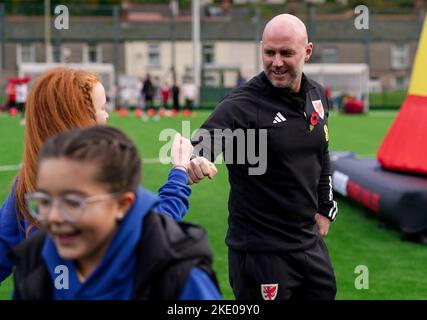 Der Manager von Wales, Rob Page, trifft Kinder an der Penyrenglyn Primary School während des Fußballfestivals der Grundschulen in Rhondda und der offiziellen Eröffnung von 3G Fußballpitchen im Rahmen des Medientages der Wales World Cup Squad Announcement in Tylorstown im Rhondda Valley, Wales. Bilddatum: Mittwoch, 9. November 2022. Stockfoto