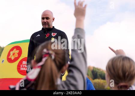 Der Manager von Wales, Rob Page, trifft Kinder an der Penyrenglyn Primary School während des Fußballfestivals der Grundschulen in Rhondda und der offiziellen Eröffnung von 3G Fußballpitchen im Rahmen des Medientages der Wales World Cup Squad Announcement in Tylorstown im Rhondda Valley, Wales. Bilddatum: Mittwoch, 9. November 2022. Stockfoto