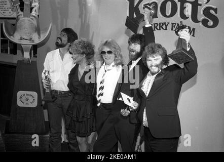 **DATEI FOTO** Gründungsmitglied von Alabama, Jeff Cook, ist verstorben. Alabama mit Dyan Cannon bei den Annual Academy of Country Music Awards 17. auf Knott's Berry Farm am 29. April 1982. Quelle: Ralph Dominguez/MediaPunch Stockfoto