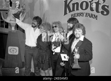 **DATEI FOTO** Gründungsmitglied von Alabama, Jeff Cook, ist verstorben. Alabama mit Dyan Cannon bei den Annual Academy of Country Music Awards 17. auf Knott's Berry Farm am 29. April 1982. Quelle: Ralph Dominguez/MediaPunch Stockfoto