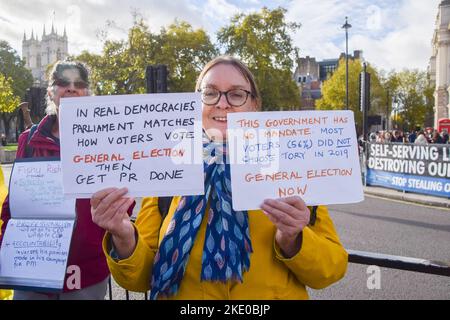 London, Großbritannien. 9.. November 2022. Demonstranten versammelten sich vor dem Parlament, als Rishi Sunak den Fragen des Premierministers gegenüberstand. Kredit: Vuk Valcic/Alamy Live Nachrichten Stockfoto