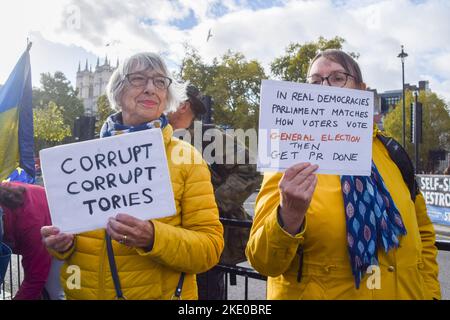 London, Großbritannien. 9.. November 2022. Demonstranten versammelten sich vor dem Parlament, als Rishi Sunak den Fragen des Premierministers gegenüberstand. Kredit: Vuk Valcic/Alamy Live Nachrichten Stockfoto