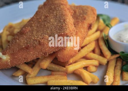 Tschechischer gebratene Käse und Pommes auf einem Teller im Restaurant in der Tschechischen Republik, ursprünglich Smazeny syr genannt Stockfoto