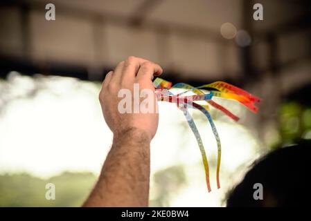 Salvador, Bahia, Brasilien - 07. Januar 2022: Gläubige beten gemeinsam in der berühmten Senhor do Bonfim Kirche in Salvador, Bahia, für ein besseres Jahr. Stockfoto