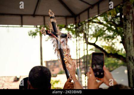 Salvador, Bahia, Brasilien - 07. Januar 2022: Gläubige beten gemeinsam in der berühmten Senhor do Bonfim Kirche in Salvador, Bahia, für ein besseres Jahr. Stockfoto