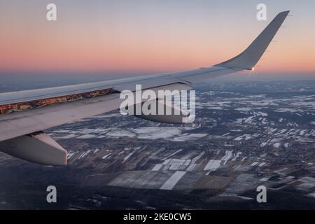 Blick von der Landung des Flugzeugs auf dem internationalen Flughafen Rzeszow-Jasionka in der Woiwodschaft Subkarpaten im Südosten Polens Stockfoto