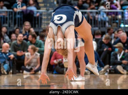 Cheerleader Aktion in einem College-Basketball-Spiel Stockfoto