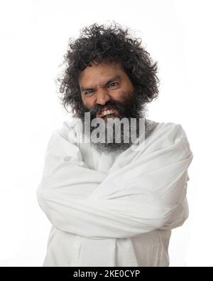 Eine vertikale Aufnahme eines männlichen Psychopathen, der in einer Zwangsjacke in einem Studio-Fotoshooting verrückt wird Stockfoto