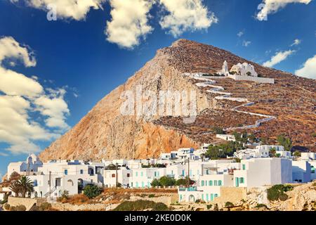 Chora mit Panagia-Kirche, die der Marienverehrung gewidmet ist, ist die Hauptstadt der Insel Folegandros in den Kykladen, Griechenland Stockfoto