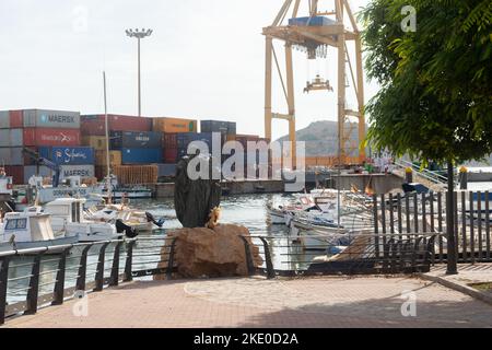 CARTAGENA, SPANIEN - 20. SEPTEMBER 2022 das Bild des heiligen aus Bronze auf Naturstein von einem Bildhauer aus Cartagena ist drei Meter hoch und ist Stockfoto