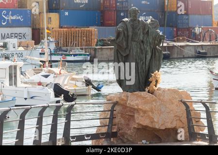 CARTAGENA, SPANIEN - 20. SEPTEMBER 2022 das Bild des heiligen aus Bronze auf Naturstein von einem Bildhauer aus Cartagena ist drei Meter hoch und ist Stockfoto