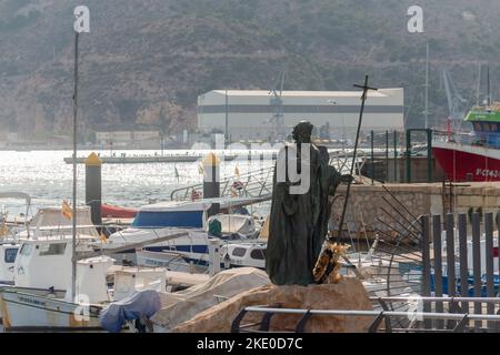 CARTAGENA, SPANIEN - 20. SEPTEMBER 2022 das Bild des heiligen aus Bronze auf Naturstein von einem Bildhauer aus Cartagena ist drei Meter hoch und ist Stockfoto