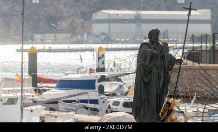 CARTAGENA, SPANIEN - 20. SEPTEMBER 2022 das Bild des heiligen aus Bronze auf Naturstein von einem Bildhauer aus Cartagena ist drei Meter hoch und ist Stockfoto