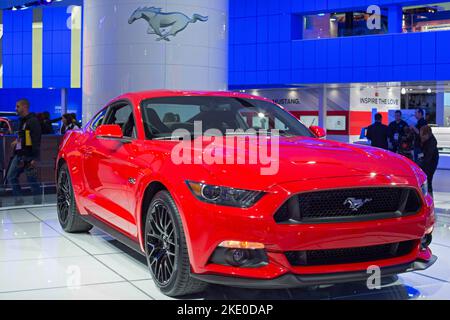 Detroit, Michigan - 2015 Ford Mustang auf dem Display auf der North American International Auto Show. Stockfoto