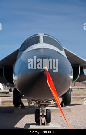 Rapid City, South Dakota - ein F-111 Aardvark, der im South Dakota Air and Space Museum neben dem Luftwaffenstützpunkt Ellsworth ausgestellt ist. Stockfoto