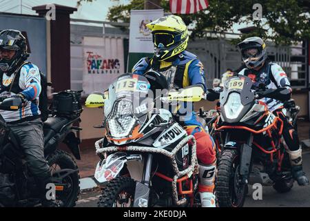 Pahang, Malaysia - 24. September 2022 Motorradfahrer am Startpunkt des Rimba RAID-Events. Stockfoto