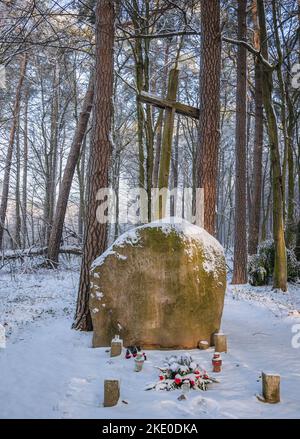 Glazialerratische auf dem Friedhof des Ersten Weltkrieges Rogow-Dorf in der Woiwodschaft Lodzkie Polens Stockfoto